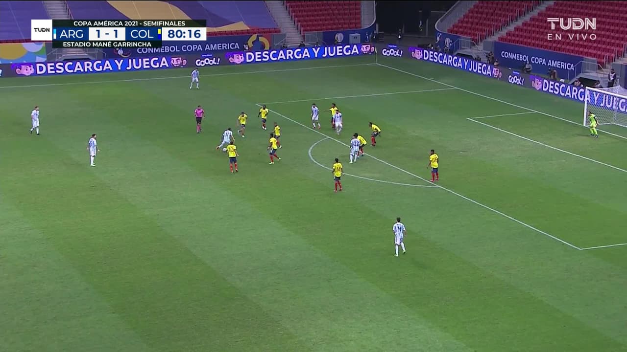 ¡CERCA! Lionel Messi disparó que se estrella en el poste.