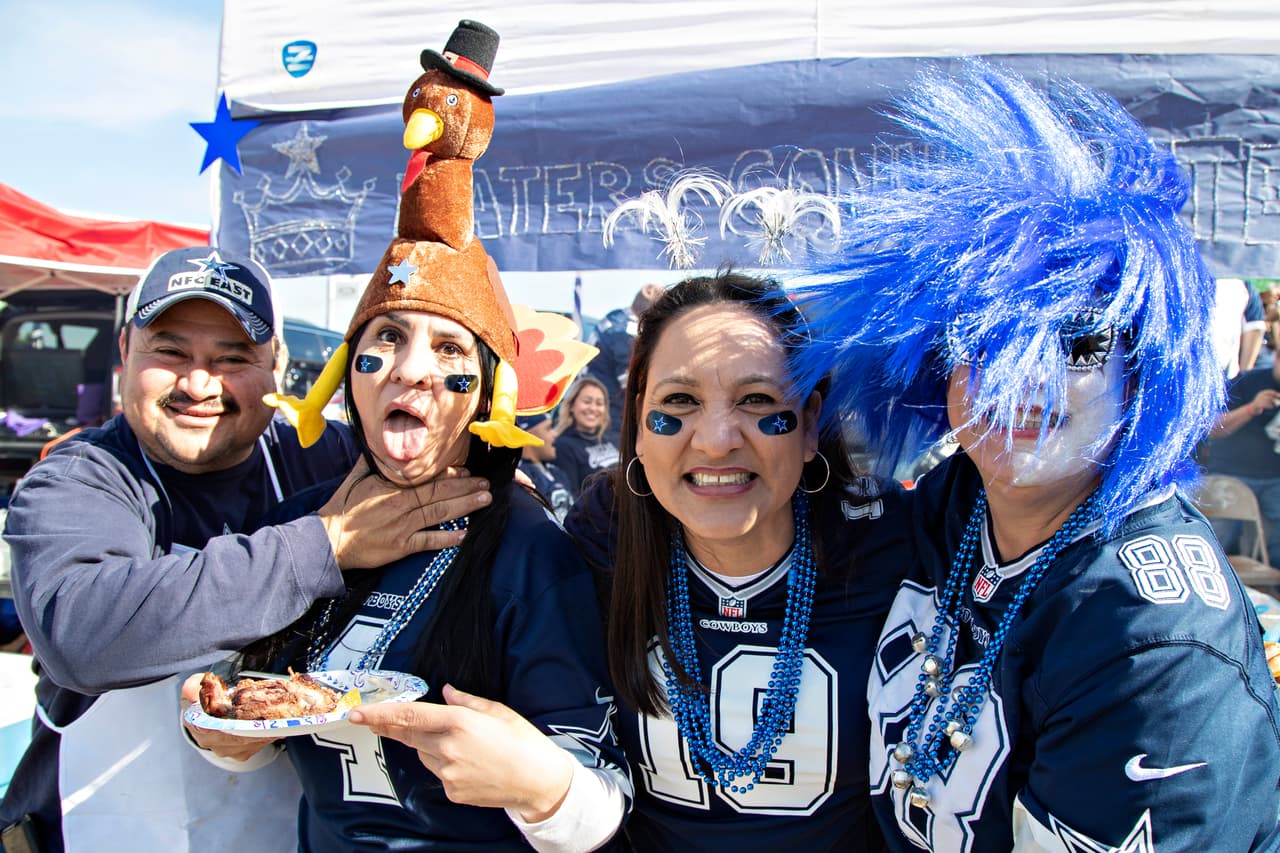 La tradición del Día de Acción de Gracias se mezcló con la fiesta del choque de Dallas Cowboys y Washington Redskins en la NFL, con mucho colorido en el AT&T Stadium en Arlington.