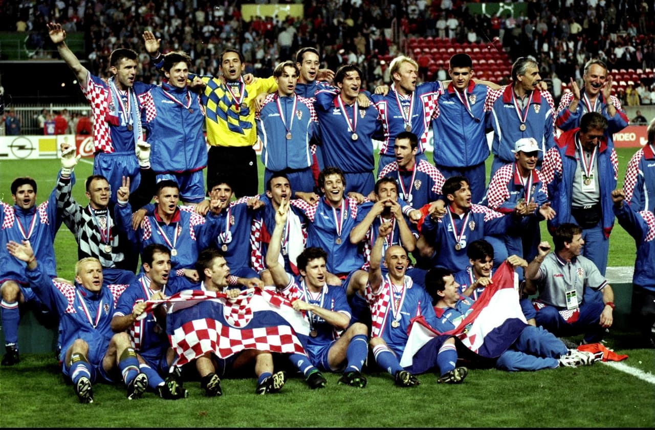 Croacia marcó un hito en la historia del fútbol al meterse en el podio en su debut en un Mundial, con una actuación memorable en Francia 1998 que los puso en la historia a pesar de su 'juventud'.