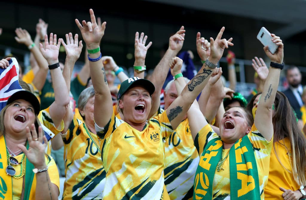 En el Allianz Riviera de Niza se enfrentan Noruega y Australia por los Octavos de Final del Mundial femenino y las fanáticas llenan de alegría las tribunas.