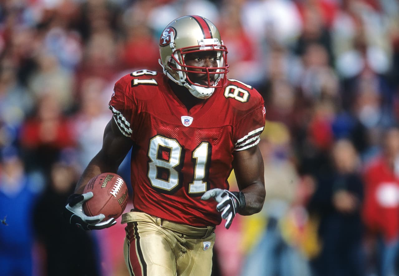 Otra celebración que destacó fue en el 2002 cuando tras entrar a la zona de anotación sacó un plumón de su calceta, firmó el balón con el que anotó y se lo regaló a un fanático.