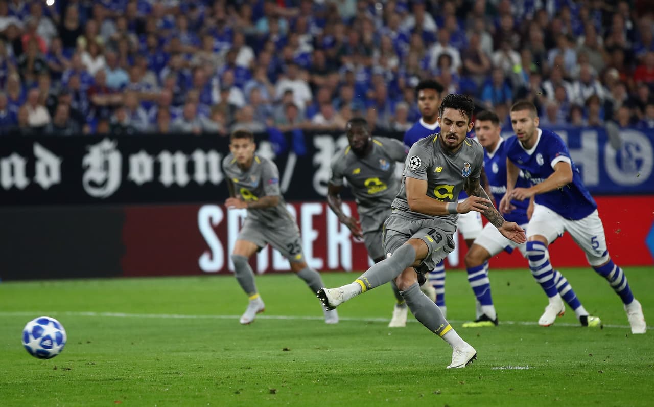 Definió cruzado con su pierna izquierda, sin potencia ni ubicación, por lo que el portero Rafl Fährmann evitó la caída de su arco.