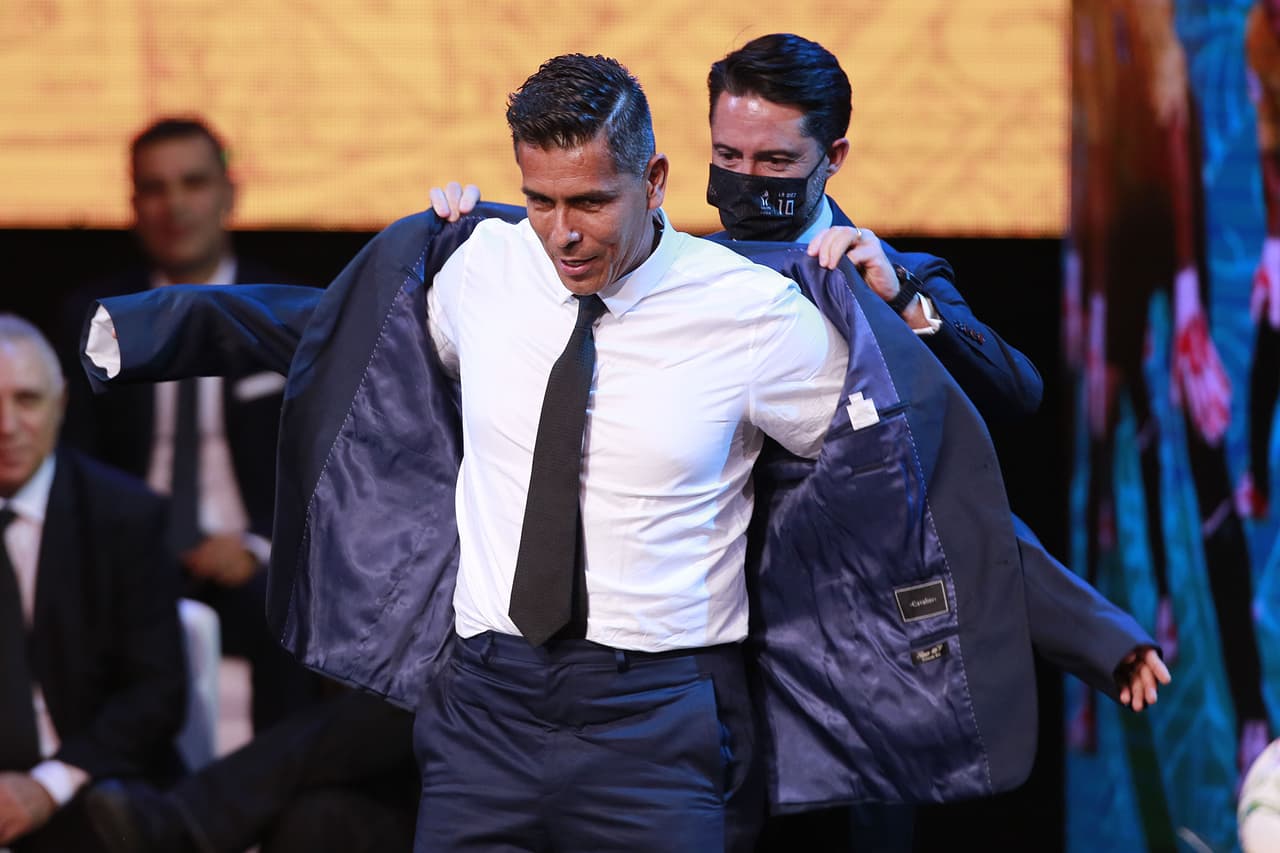 Ronaldinho fue la gran figura de la ceremonia de investidura al Salón de la Fama de la décima generación, en donde los grandes ausentes fueron Raúl González, Roberto Carlos, Fabio Cannavaro y Pia Sundhage.