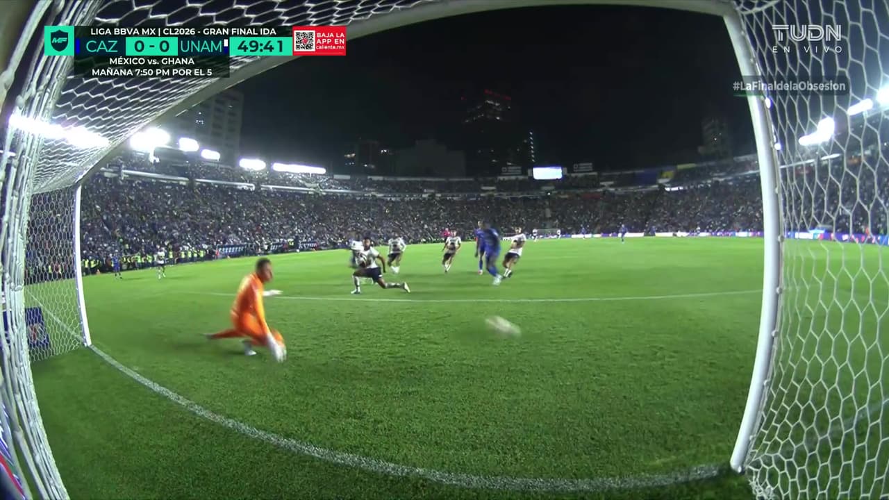¡El poste le dice que no a Cruz Azul! Bombazo de Charly pero ese balón no entra