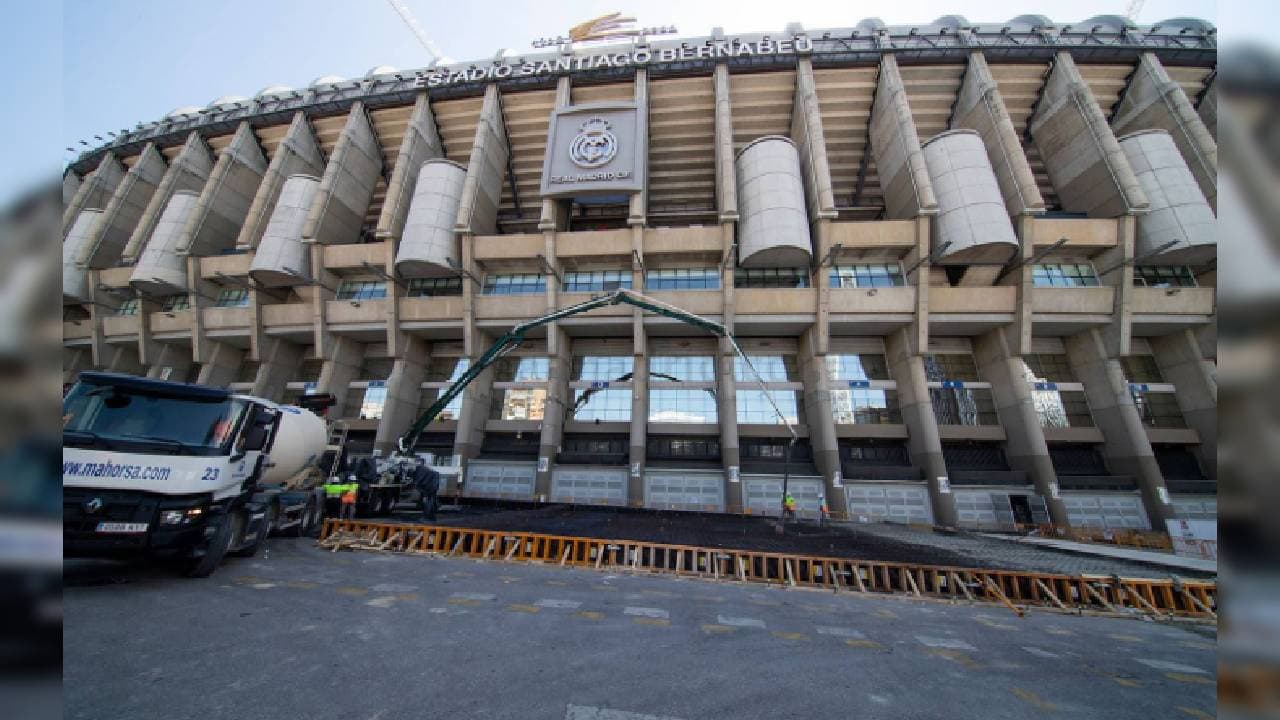 La obras en el Santiago Bernabéu continúan sin descanso durante la cuarentena. Destaca el desmontaje de la cubierta del estadio. En el fondo norte se ha desmontado toda la estructura metálica y se está desmontando sector a sector la cubierta rígida de la que ya prácticamente no queda nada.