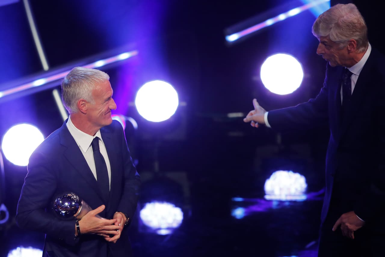 Deschamps recibió el galardón de manos de su compatriota Arsene Wenger.