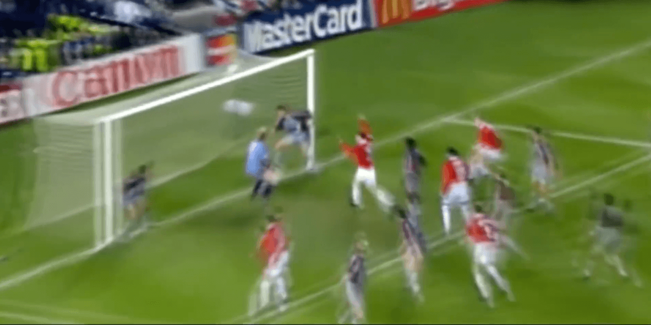 <b>¡Gol heróico!</b>
<br>Ole Gunnar Solksjaer apareció dentro del área en la segunda jugadaa y desvió la pelota al fondo de las redes para poner el 2-1 al 90+3'.