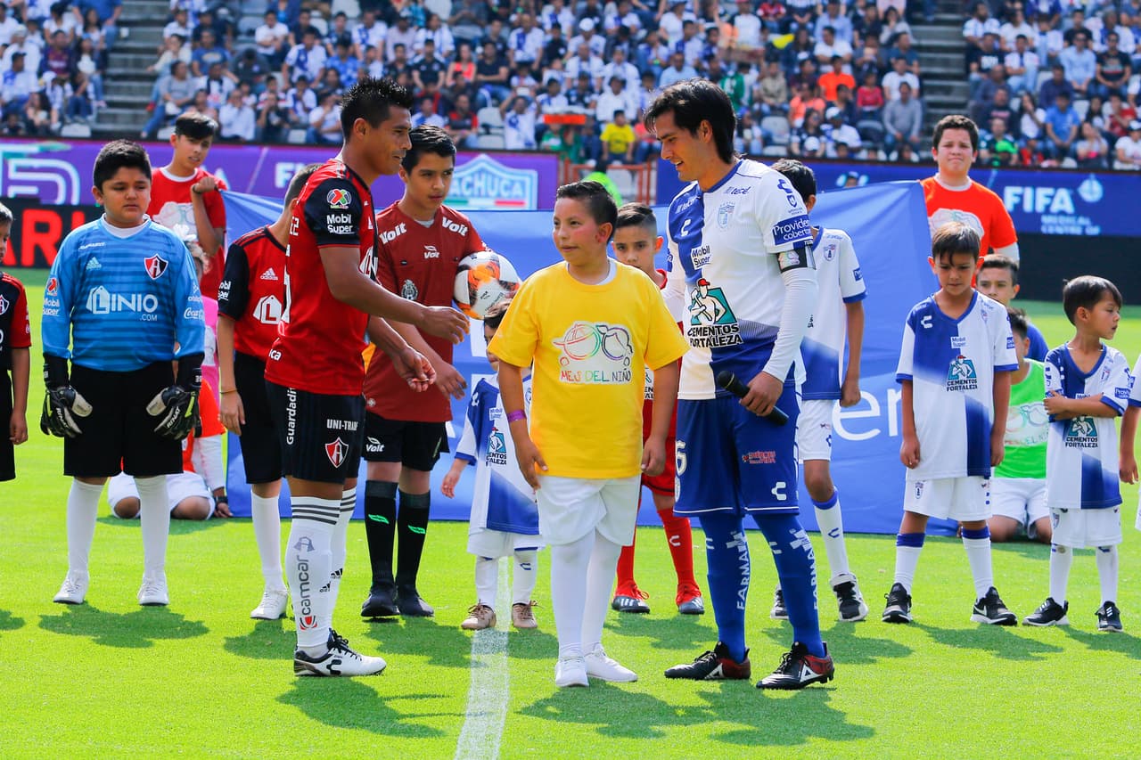 Como ya se había mencionado, los niños ocupan el papel de los futbolistas en la ceremonia previa al encuentro.