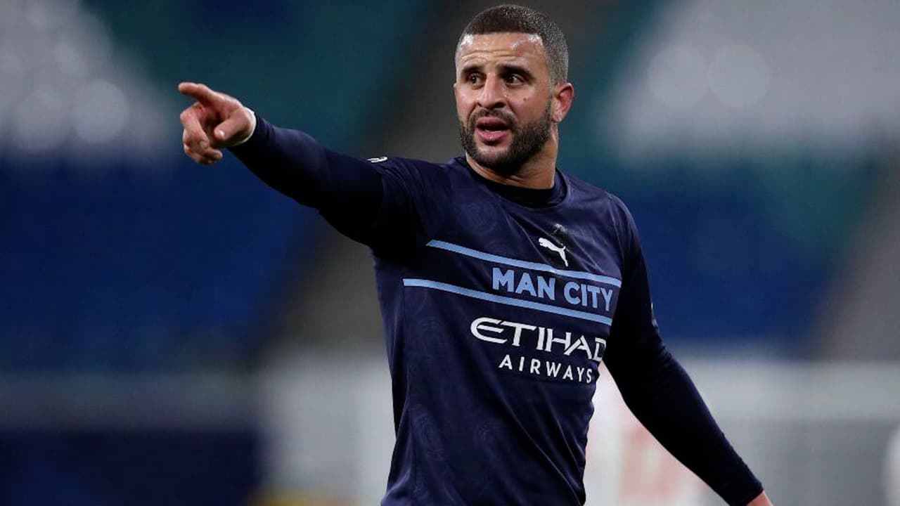 Investigan a Kyle Walker, del Manchester City, por "exhibirse" en un bar