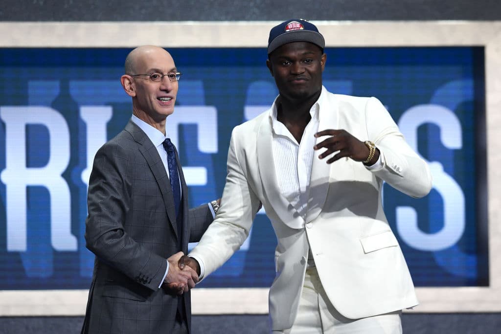 <b>1) Zion Williamson (Duke, New Orleans Pelicans)</b>. El mejor prospecto disponible en el Draft, el mejor delantero de poder y en quien se avizora a una gran estrella. Los Pelicans hicieron válido el pron´óstico al tomar a Williamson.