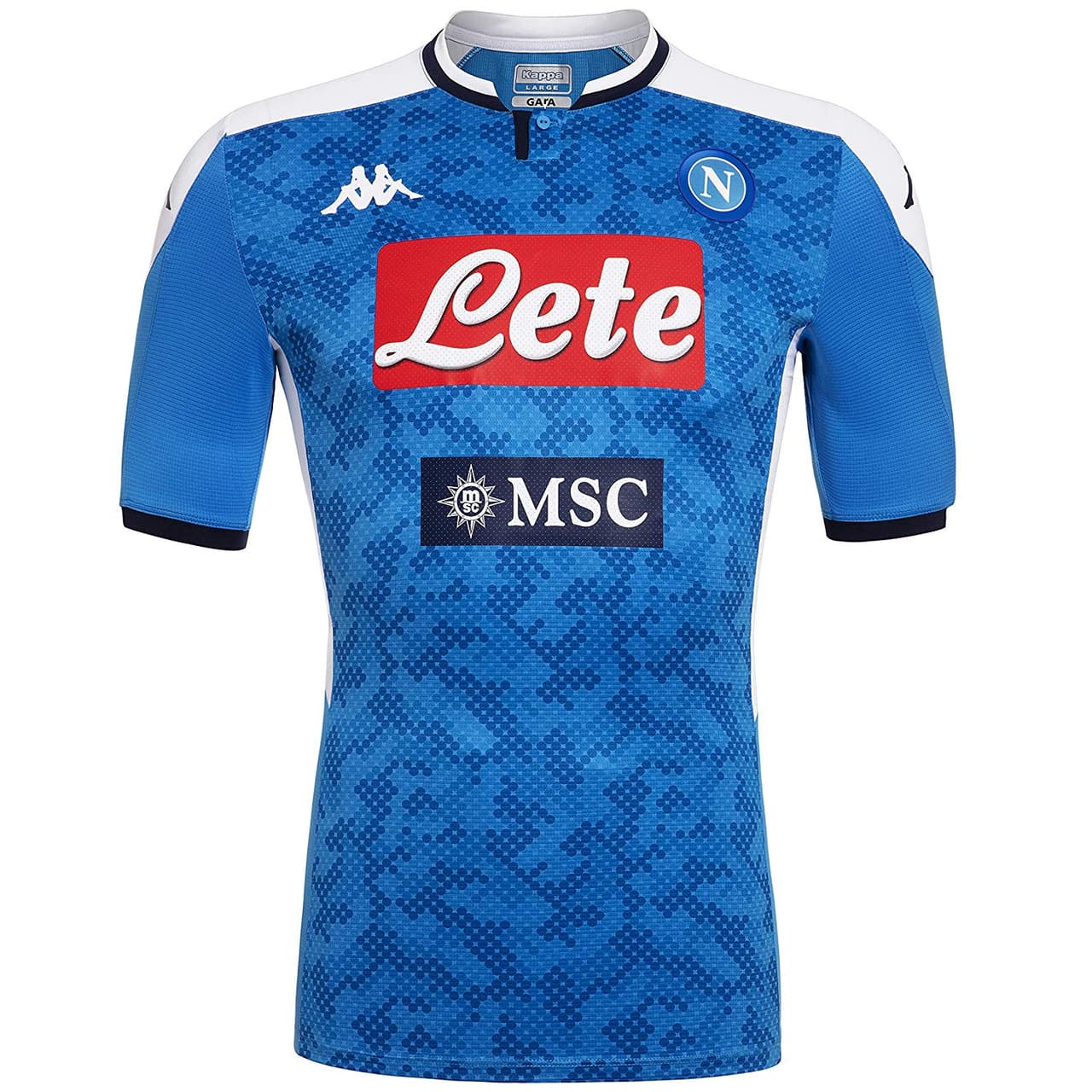El Napoli ha dado a conocer su jersey principal de la siguiente temporada el cual tendrá unas franjas blancas en los hombros y en los laterales del pecho, así como detalles oscuros en cuello y puños. La nueva prenda se llama Kombat 2020 y podría ser la nueva piel del Chucky.