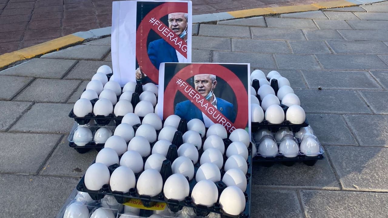 Aficionados de Rayados dejan huevos y una imagen de #FueraAguirre