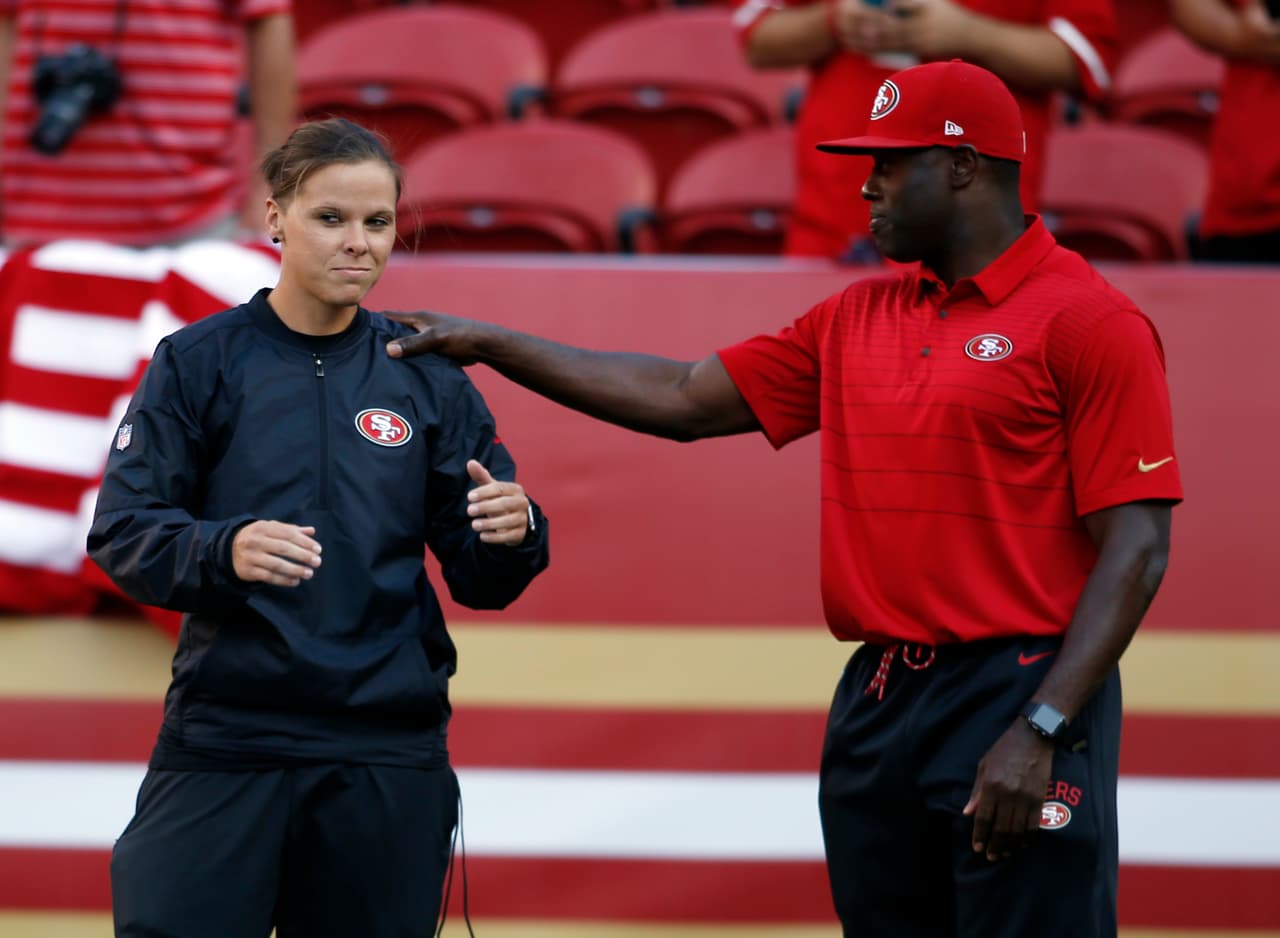 Otra mujer que marcó historia en la NFL fue Katie Sowers, entrenadora asistente del área ofensiva y el cuerpo de receptores en los San Francisco 49ers.