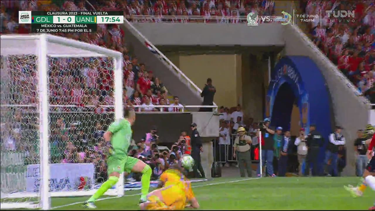 ¡Estaba solito! Gignac falla el remate en el área chica de Chivas