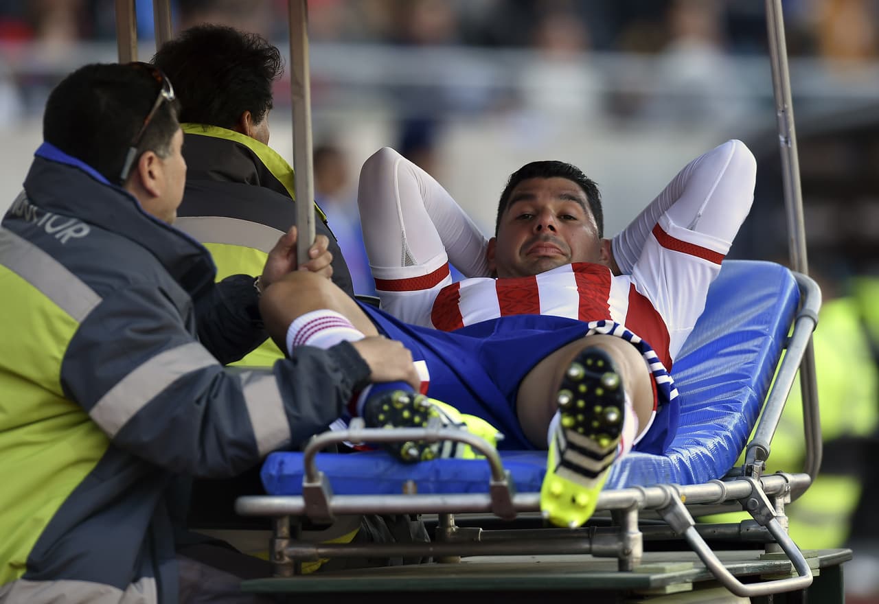 Lamentablemente para Paraguay debieron abandonar el juego, Lucas Barrios y Néstor Otigoza,