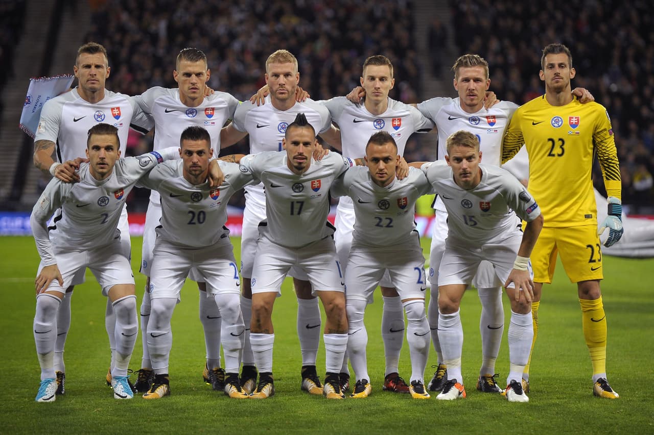 Eslovenia debe derrotar a Escocia, esperar que no gane Eslovaquia y, con 17 puntos, aspirar a que haya el segundo lugar en el grupo H no supere los 16 puntos actuales o tenga peor diferencia de gol.