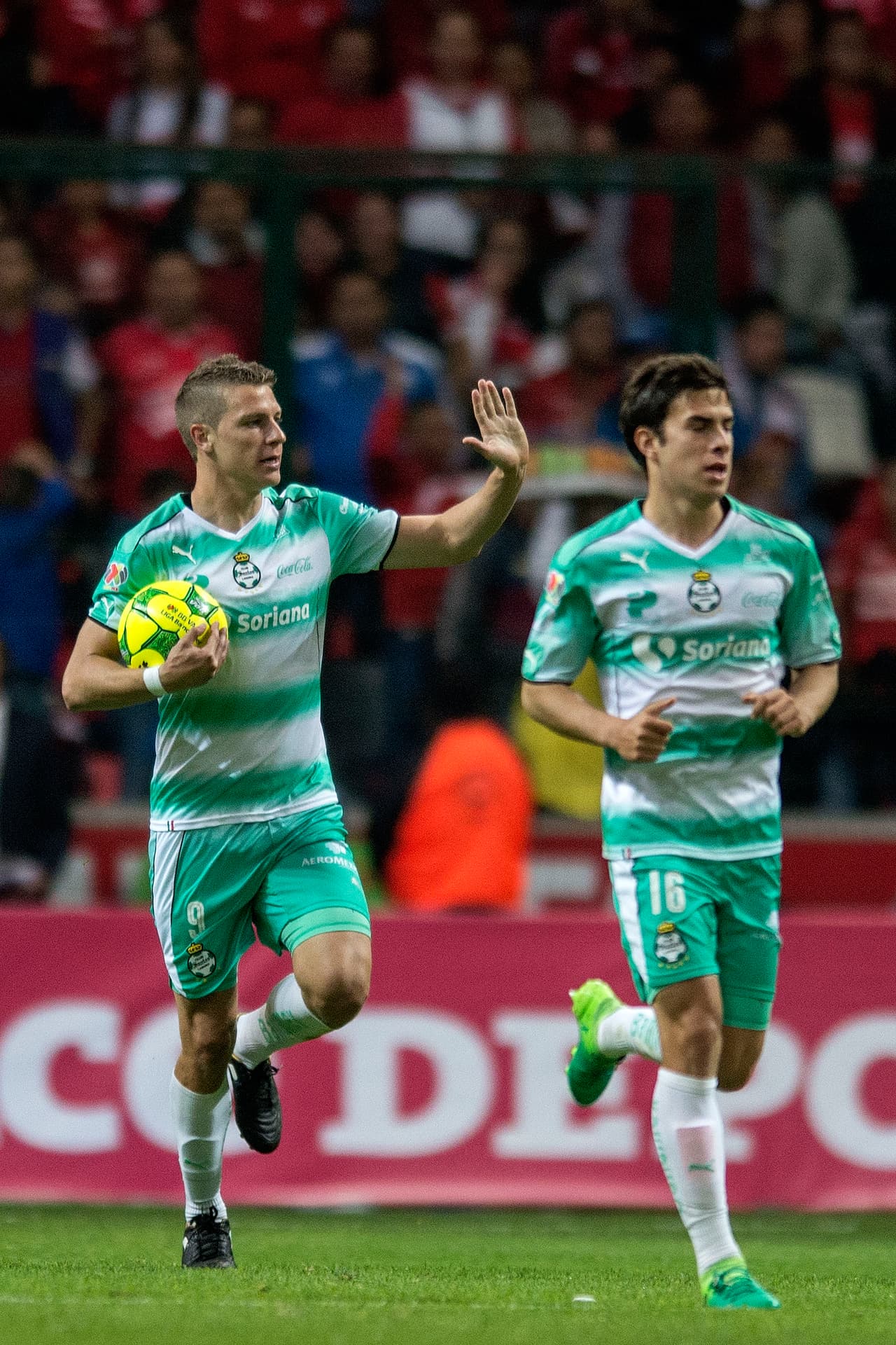 El primer tiempo terminó con ventaja para los de la Comarca Lagunera 2 - 1. Un autogol de Enrique Triverio y un gol de Ulises Rivas les daban esperanzas.