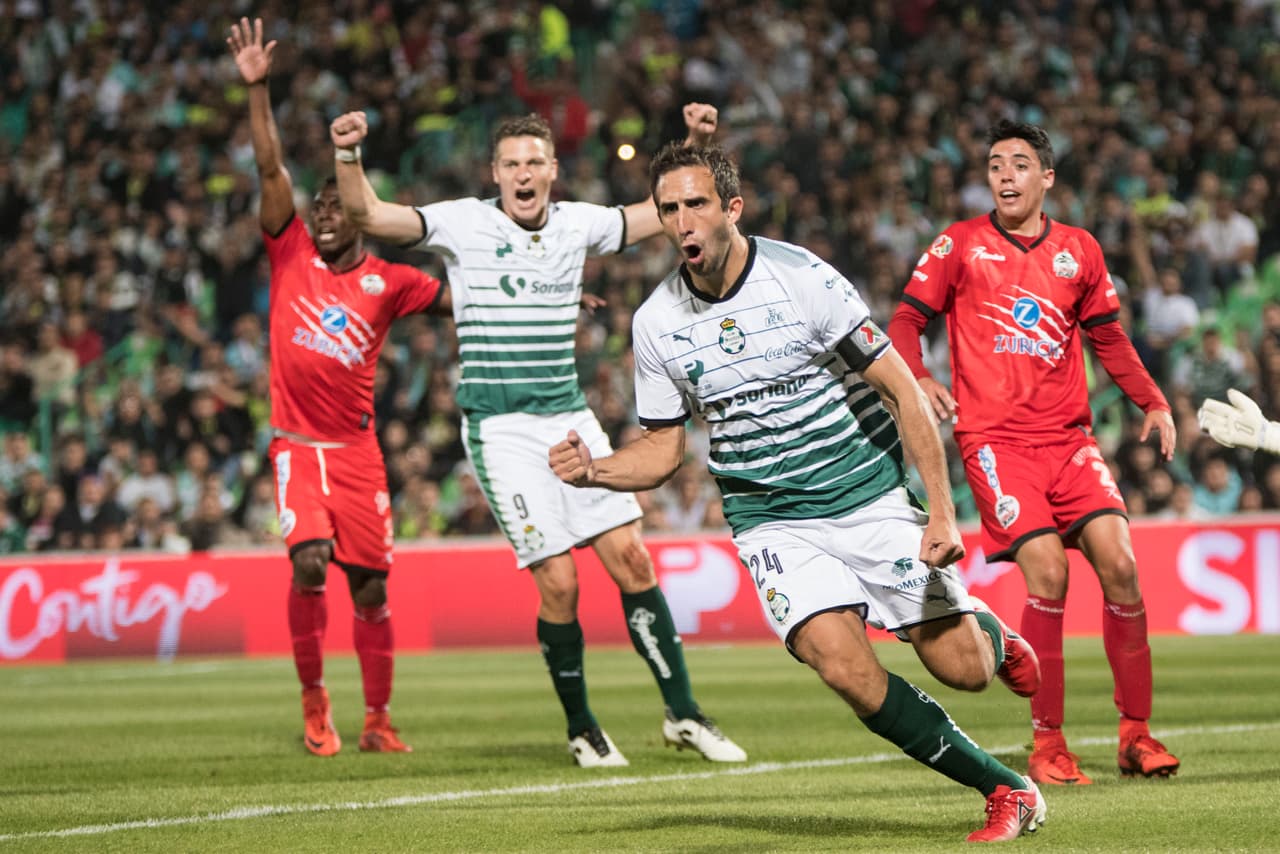 A pesar de que Lobos había puesto el marcador 3-2 con gol del ecuatoriano Gabriel Cortéz, Izquierdoz liquidó el pleito y le dio sus primeros tres puntos a Santos en la Liga MX.