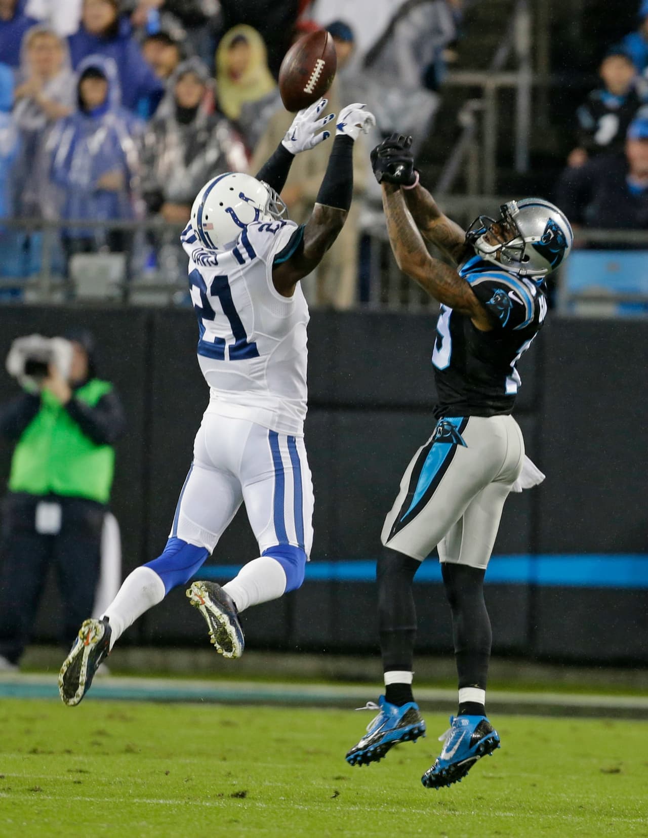 Emocionante partido que cerró la Semana 8 de la NFL donde los Panthers mantuvieron el invicto al derrotar, en tiempo extra, a los Colts por 29-26. ¡Checa las mejores tomas!