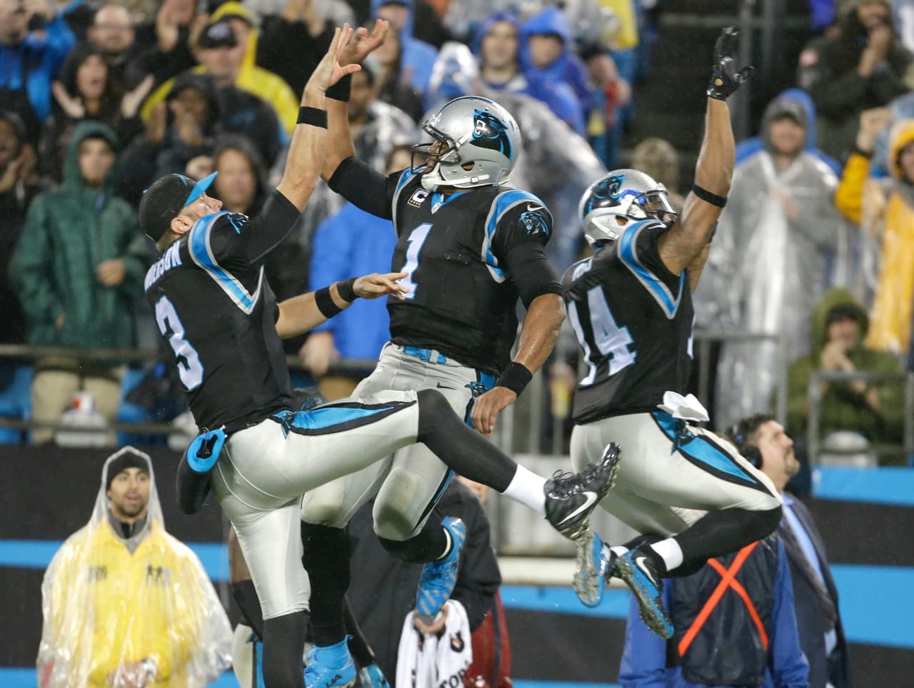 Emocionante partido que cerró la Semana 8 de la NFL donde los Panthers mantuvieron el invicto al derrotar, en tiempo extra, a los Colts por 29-26. ¡Checa las mejores tomas!