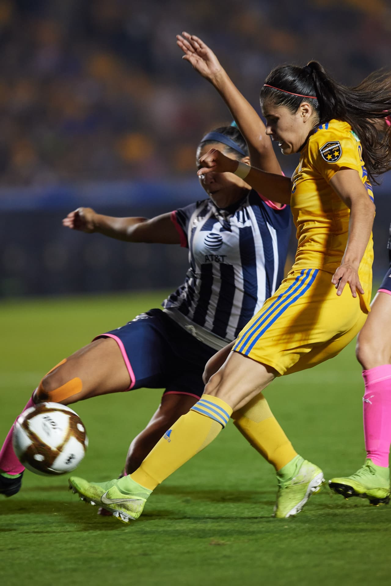 Con goles de Belén Cruz por parte de Tigres y gol de Ania Mejía para Monterrey, las regias empatan en el volcán, en la ida de la final de la Liga MX Femenil.