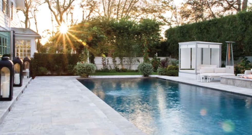 Sus exteriores son muy espaciosos, pues cuenta con área de niños y cancha de basquetbol. La alberca se encuentra climatizada.