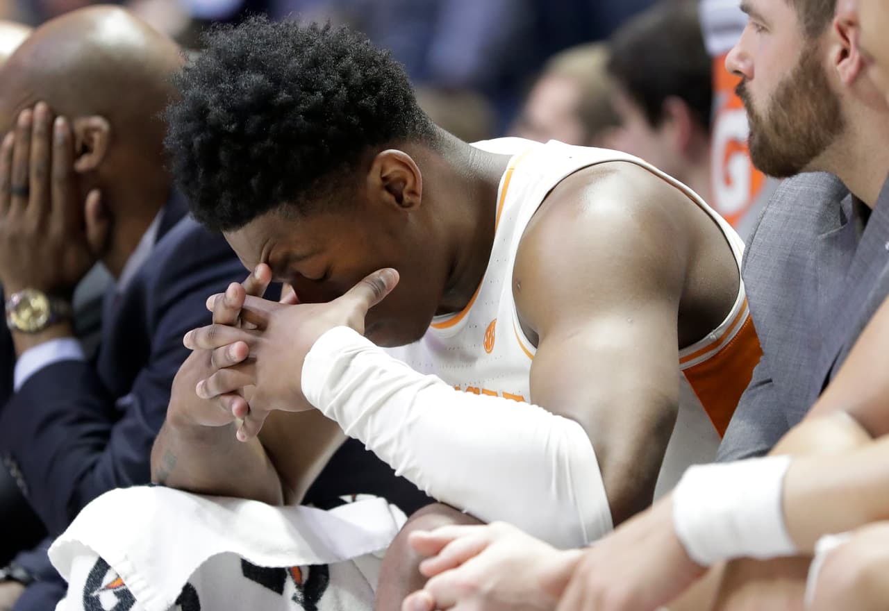 Pero también es el momento de los corazones rotos, como le pasó al jugador de Tennessee Admiral Schofield luego de que su escuela perdiera con Auburn el juego de campeonato. Es un torneo cruel, pues no da segundas oportunidades.