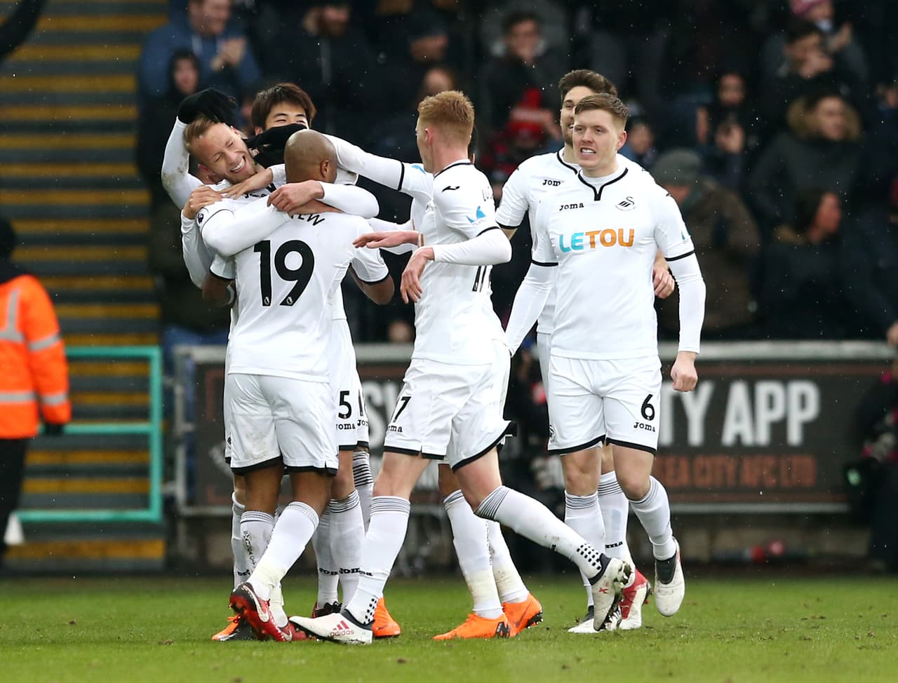 Para el defensor holandés, que aprovechó la duda de la defensa de los Hammers para rechazar una pelota, fue el debut goleador en esta temporada.