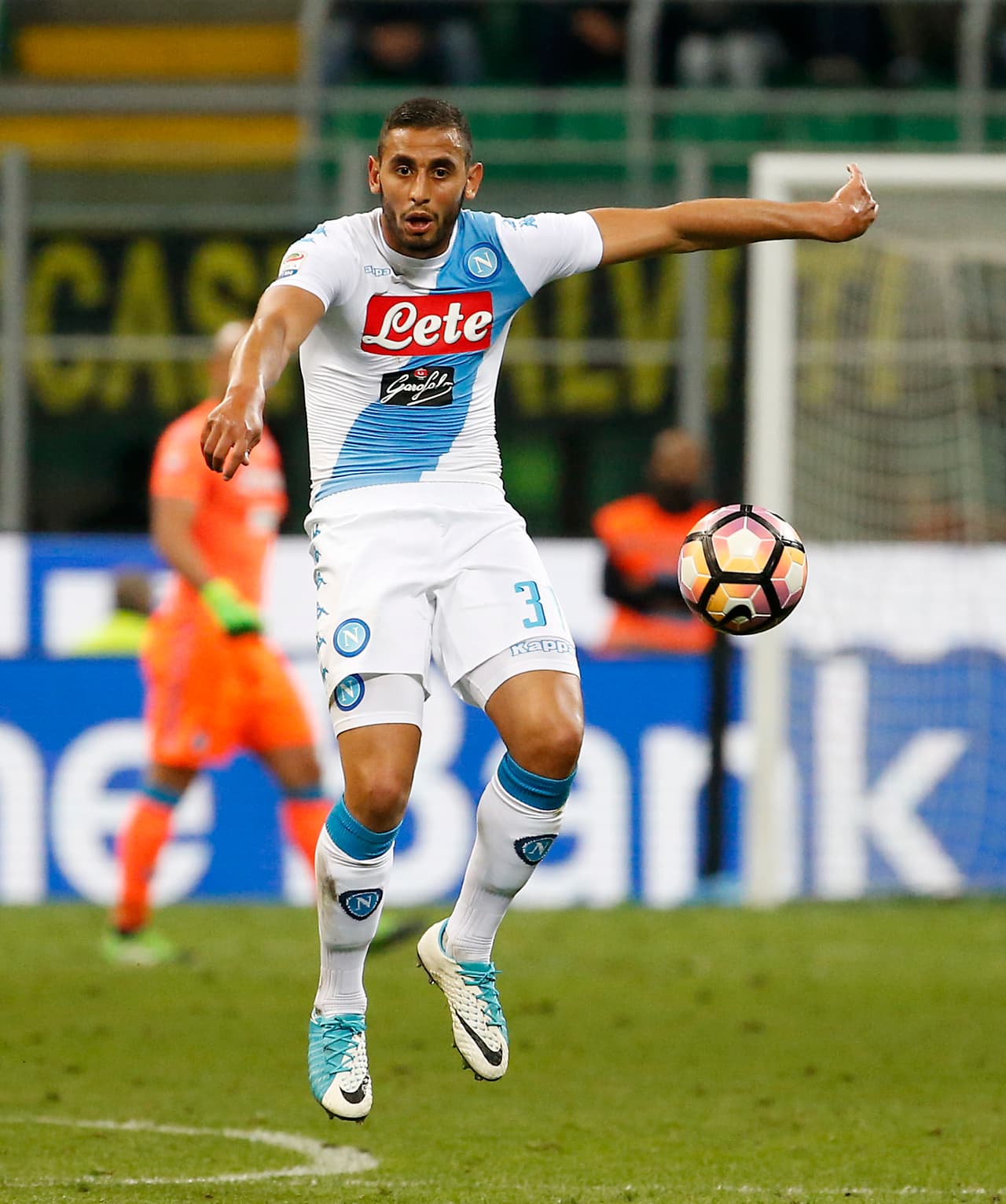 El argelino Faouzi Ghoulam, actualmente en el Napoli, podría pasar al Liverpool.