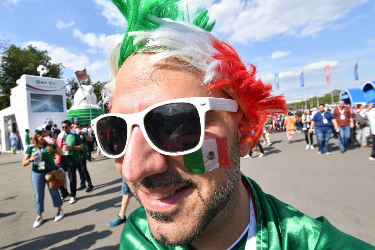 Los fanáticos de México sobresalieron frente a los de Alemania por sus atuendos, que entre sombreros, pinturas y demás, sin duda fueron más llamativos en medio del debut del grupo F del Mundial.