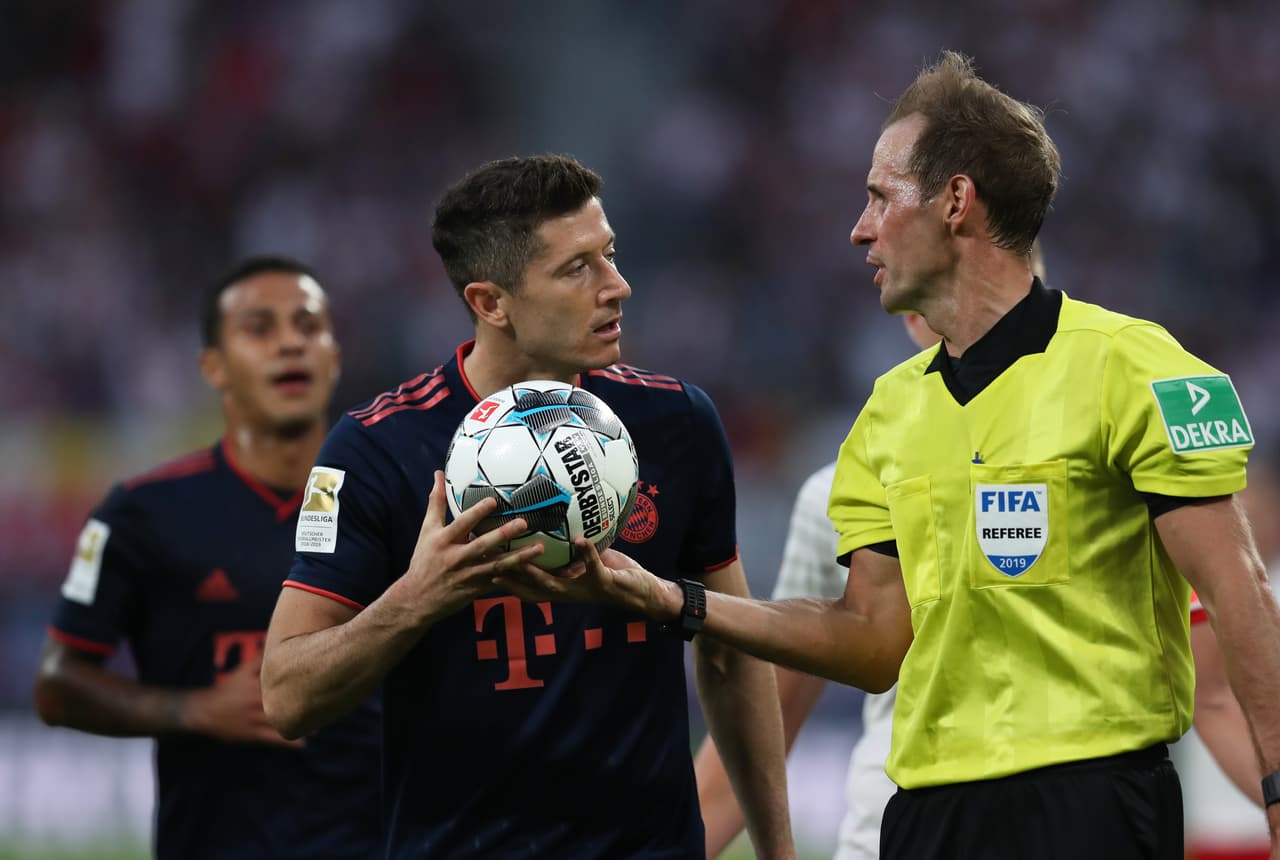Elétrico empate entre los pupilos de Julian Nagelsmann y Niko Kovac; el Bayern se adelantó con gol de Lewandowksi pero Forsberg, desde los 11 metros, igualó el partido para el 1-1 final.