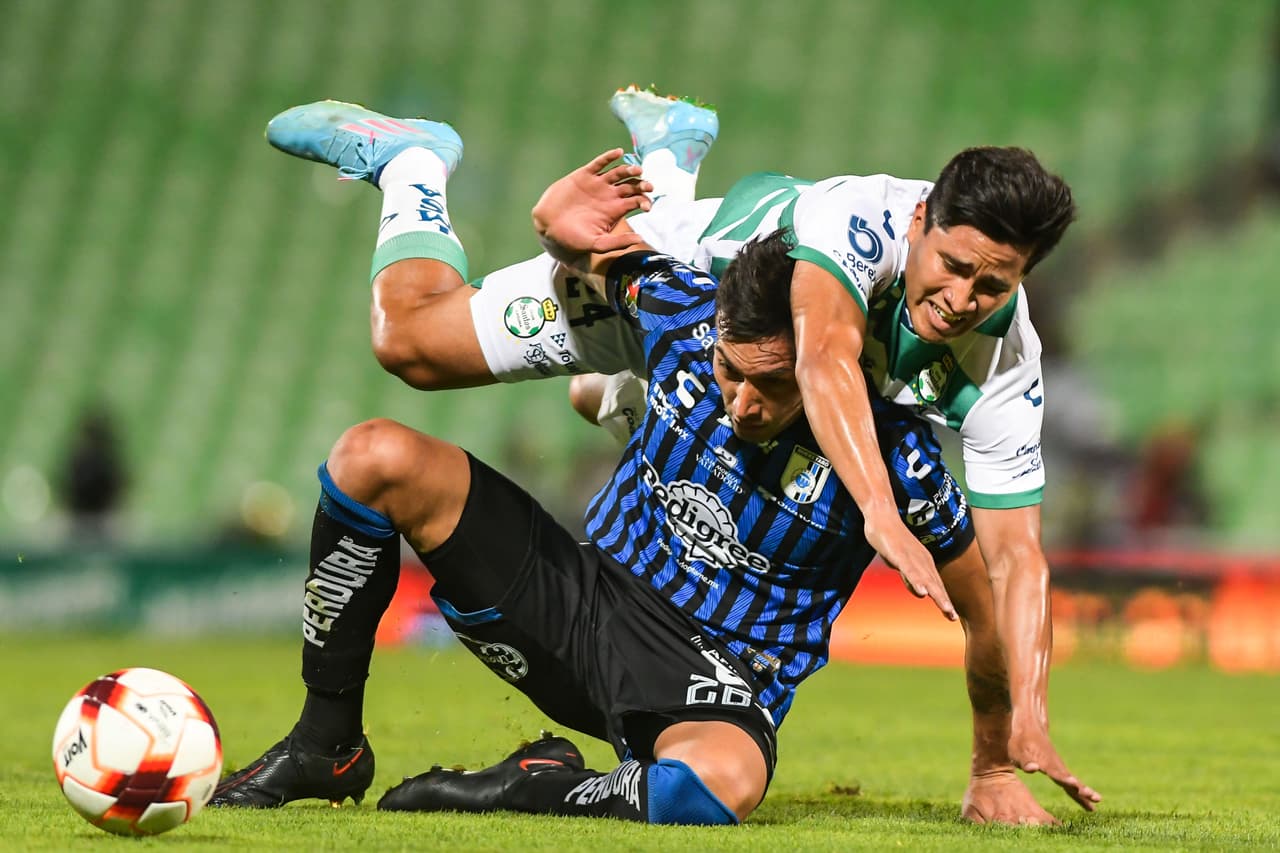 Santos logra el empate ante Gallos Blancos con un gol en tiempo de compensación.
