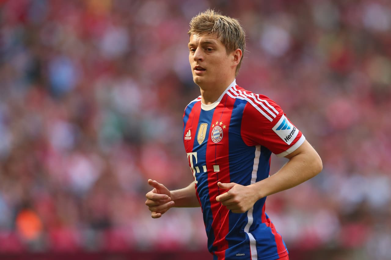 El debut de Toni Kroos como profesional fue en el 2008 con el Bayer Leverkusen, pero a su segunda temporada partió al Bayern Múnich con el que jugó seis campeonatos y ganó 11 trofeos.