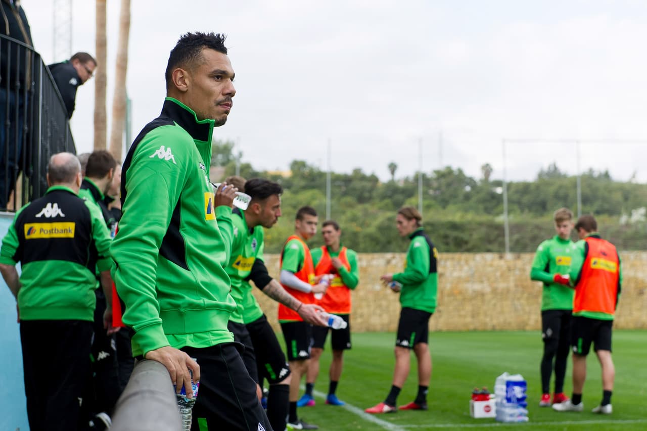 El francés estuvo ausente de las prácticas con su actual equipo Borussia Mönchengladbach, al que le informó que esta en negociaciones para pasar a otro club. Así lo publicó el club en redes sociales.