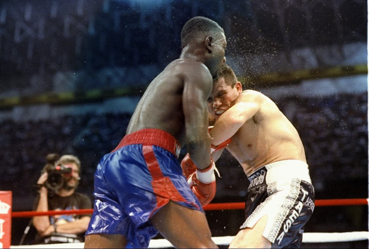 Pero el estadounidense también fue víctima de uno de los más polémicos resultados en el boxeo, cuando un empate con Julio César Chávez permitió al mexicano mantener el invicto en un choque en los pesos medios ante más de 60 mil aficionados en el Alamodome, en San Antonio en 1993.