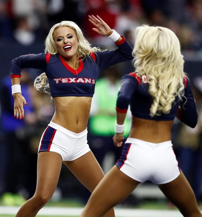 Las sensuales porristas, las espectaculares presentaciones previas y salidas de los equipos, las celebraciones y disfraces de los fanáticos y hasta los rituales previos a los partidos fueron parte de la fiesta de la ronda de 'wild crad' en la NFL.