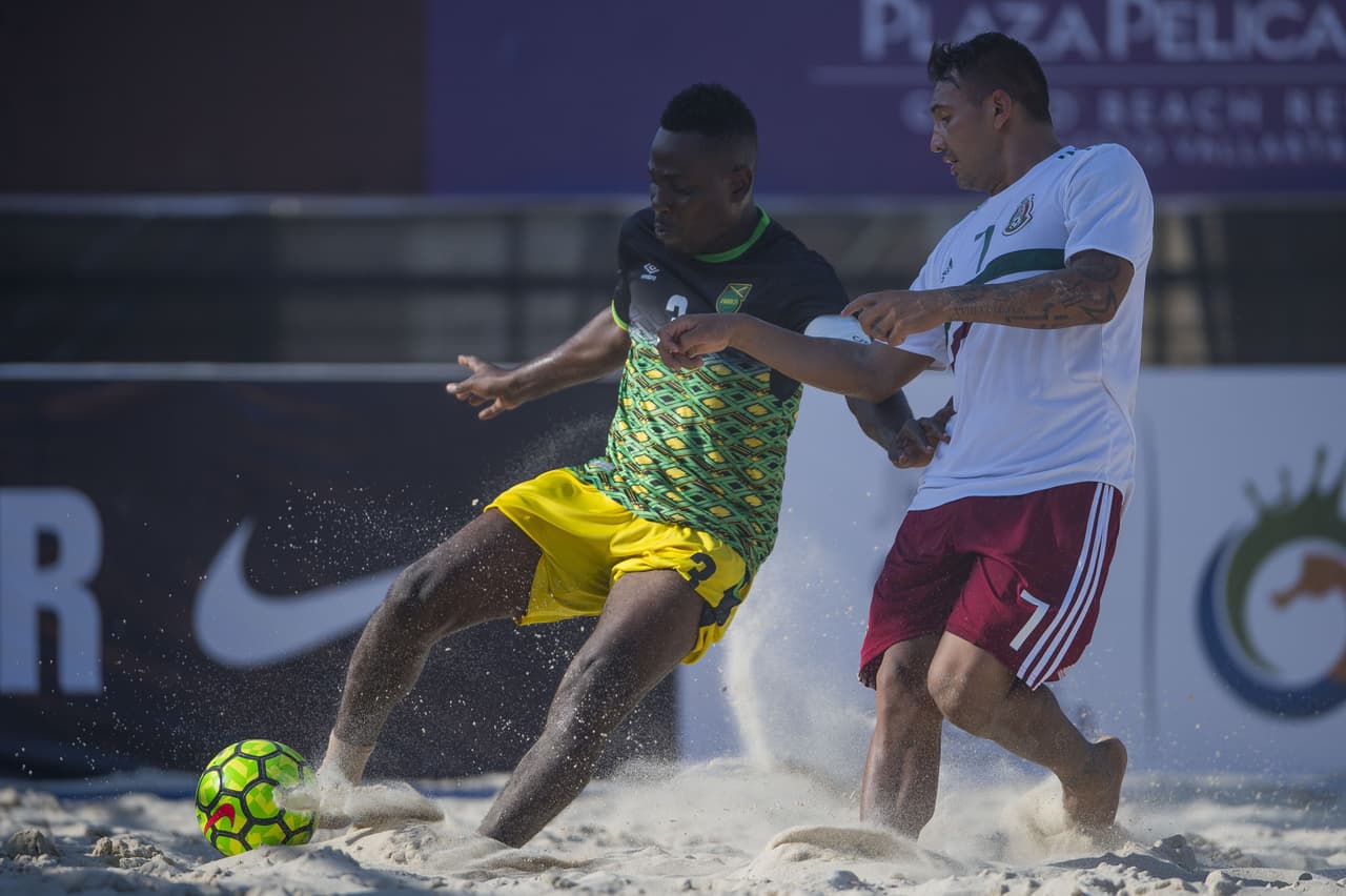 Aunque en el primer periodo, de tres que se compone un juego de fútbol de playa, no se anotaron goles, el partido se destrabó en el resto del cotejo.