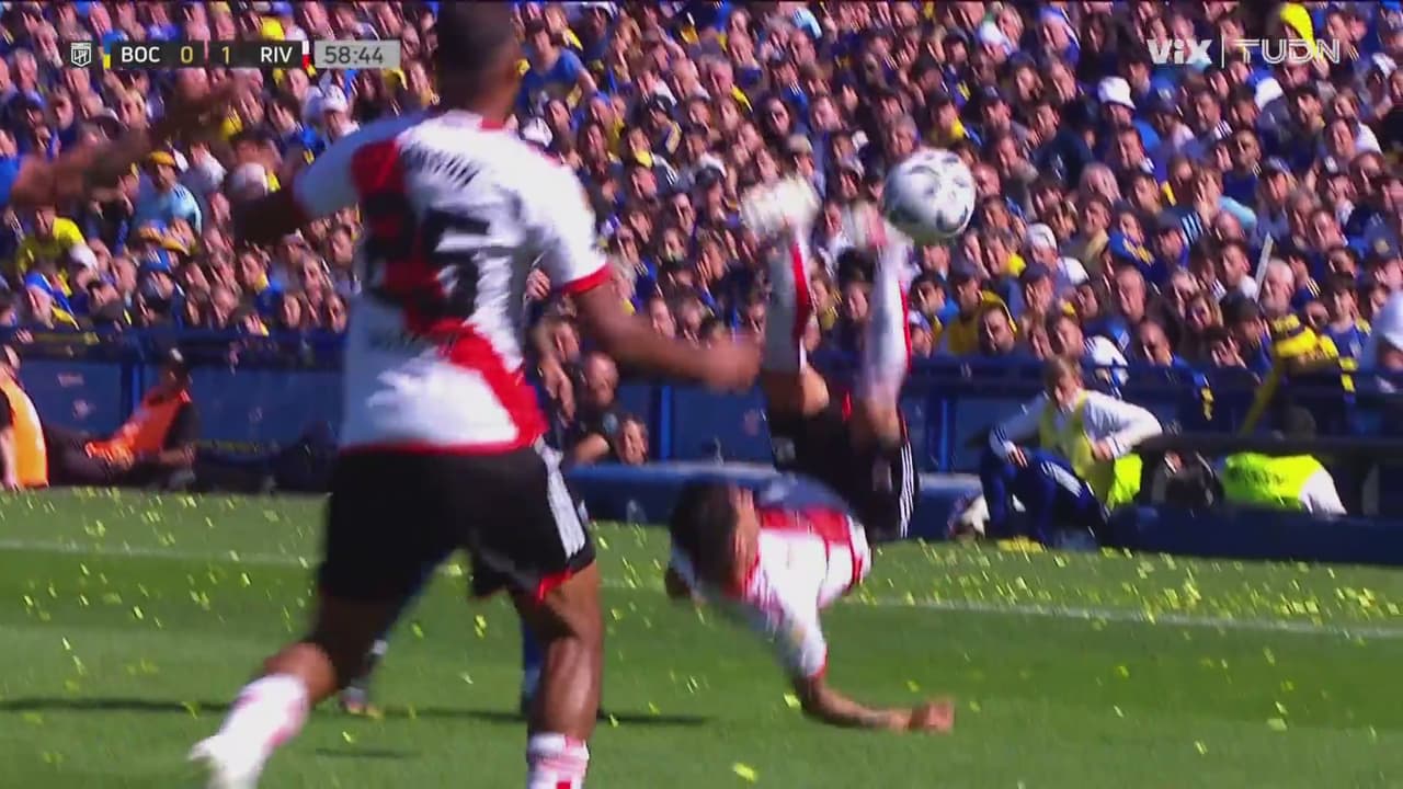 ¡Que golpazo! Casco cae mal y sobre su cabeza