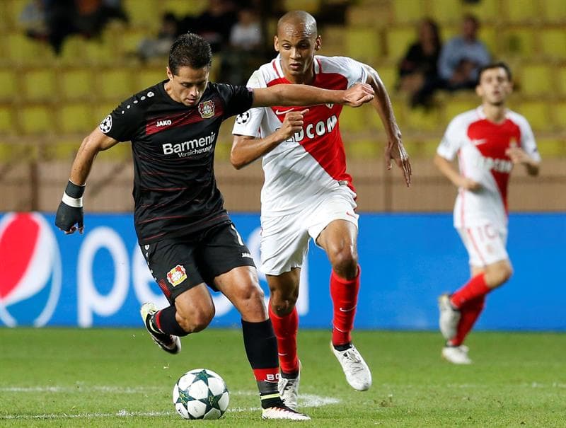 El brasileño Fabinho tuvo que ser la sombra de 'Chicharito', aunque no tuvo mucho éxito.