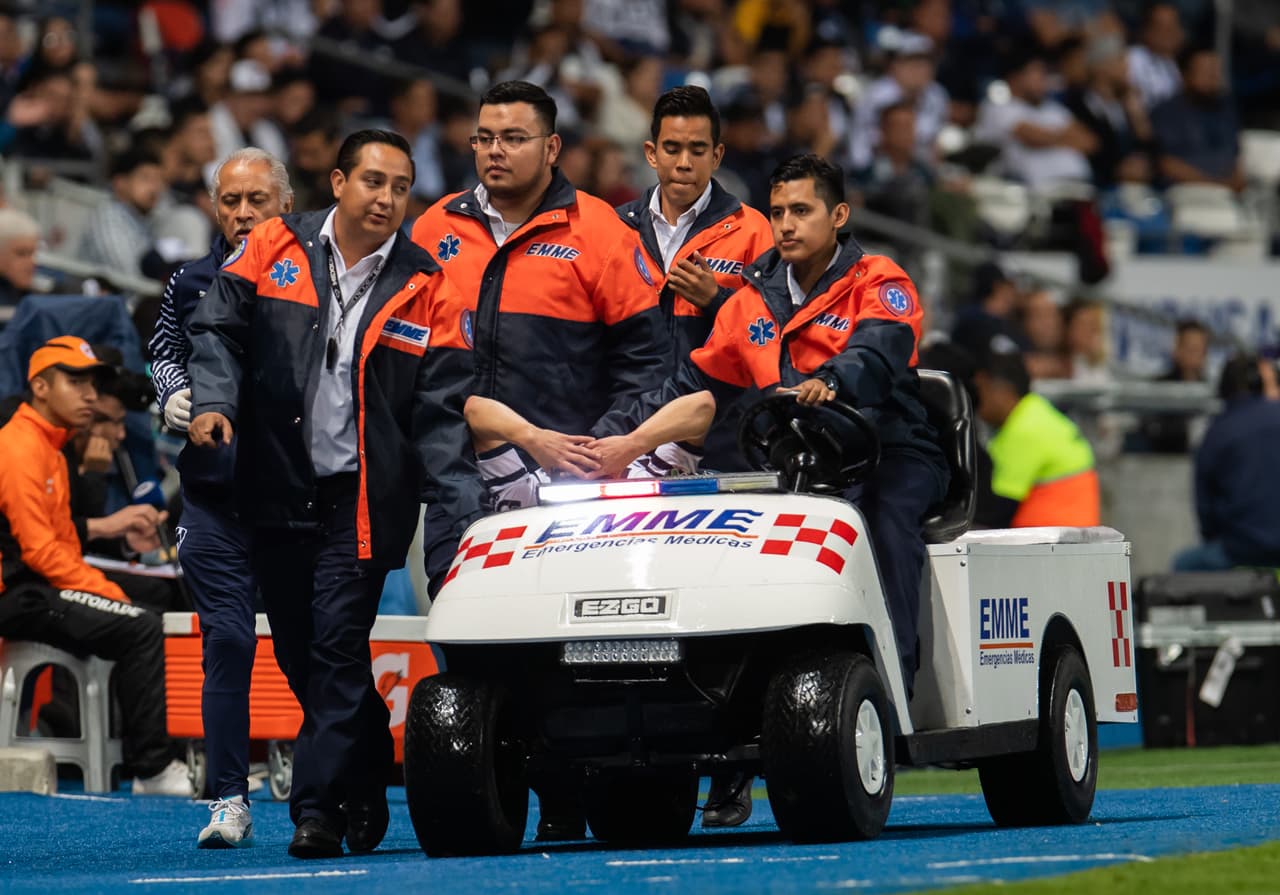 Jonathan González, mediocampista de Rayados, abandonó el juego en el primer tiempo producto de una lesión muscular.