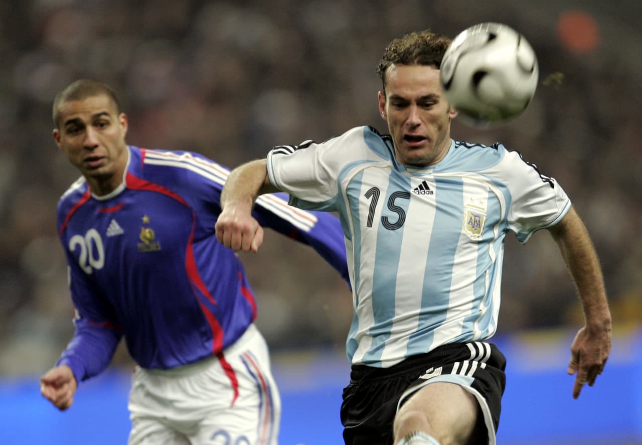 El caso más célebre fue el de Gabriel Milito (der.) en su traspaso fallido de Independiente de Avellaneda al Real Madrid en 2003. Zaragoza lo contrató y luego llegaría al Barcelona de España.