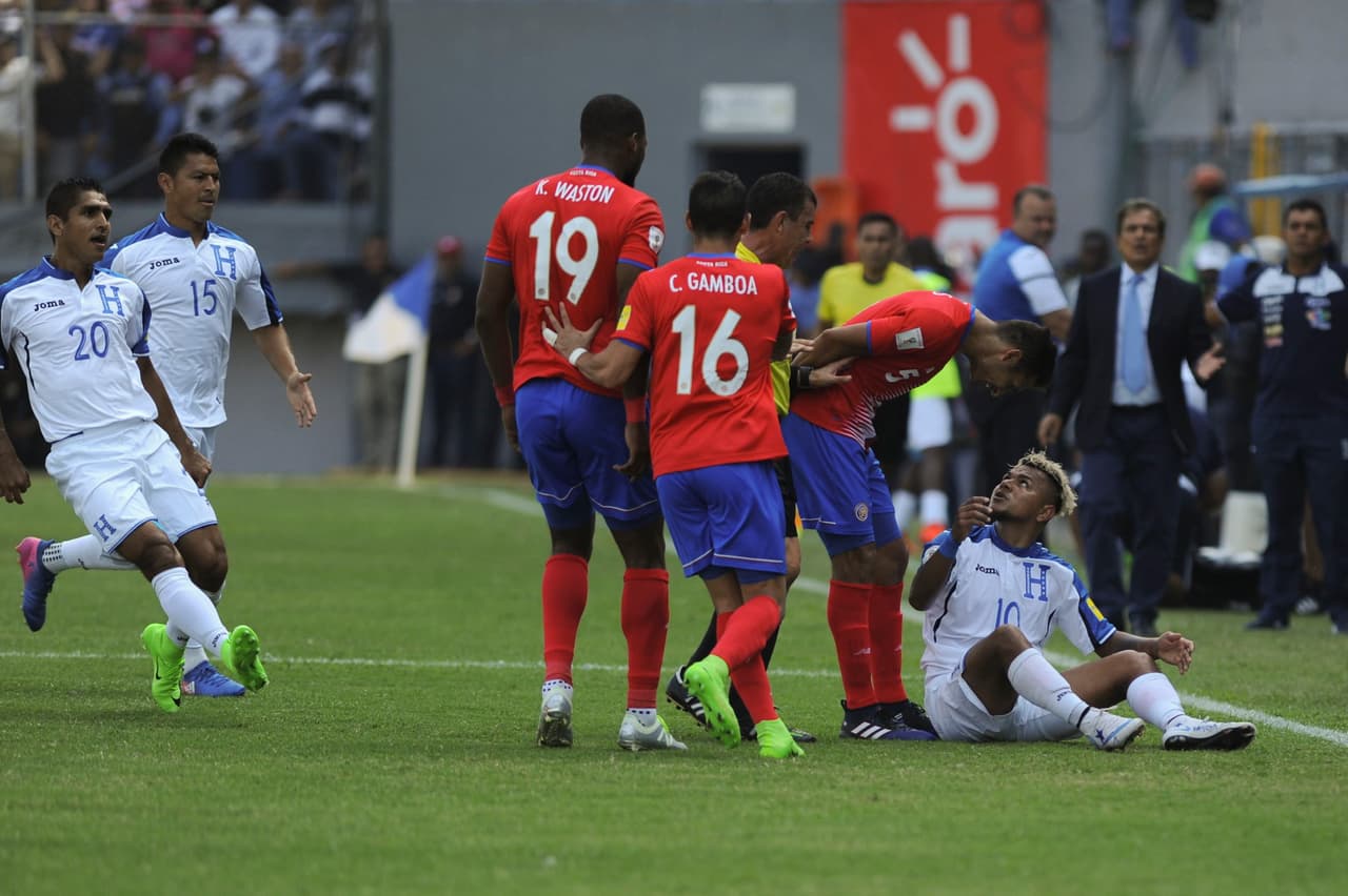 Honduras' midfielder Mario Martinez (R) and Costa Rica's midfielder Celso Borges (2nd R) argue during their 2018 FIFA World Cup qualifier football match in San Pedro Sula, Honduras on March 28, 2017. / AFP PHOTO / JOHAN ORDONEZ (Photo credit should read JOHAN ORDONEZ/AFP/Getty Images)