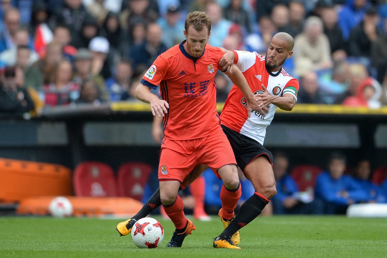 Compañero de Carlos Vela en la Real Sociedad de San Sebastián, 
<b>el mediocentro David Zurutuza es de estilo muy similar a su compañero Asier Illarramendi.</b>