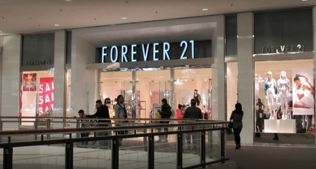 Forever 21 continúa con el cierre de 178 tiendas anunciado en septiembre, sin embargo en un 
<a href="https://www.forever21.com/us/shop/info/coronavirus-customer-info" target="_blank">comunicado</a> la empresa informó que debido al impacto del coronavirus planea nuevas reestructuraciones para "posicionarse mejor en el futuro".
