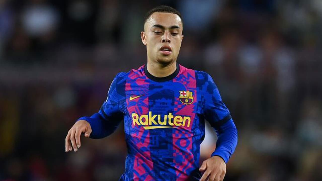 Sergiño Dest se lesiona la pierna derecha y es baja del Barcelona