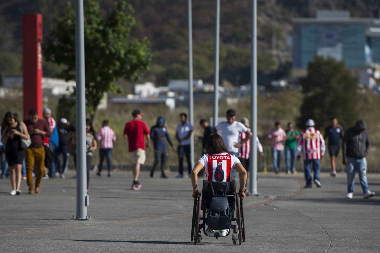 En los alrededores el estadio Akron la alegría y emoción la pusieron los aficionados de las Chivas que entusiasmados por un nuevo título de su equipo llegaron en gran número para ver la final de la Concacaf Liga de Campeones ante Torotno F.C.
