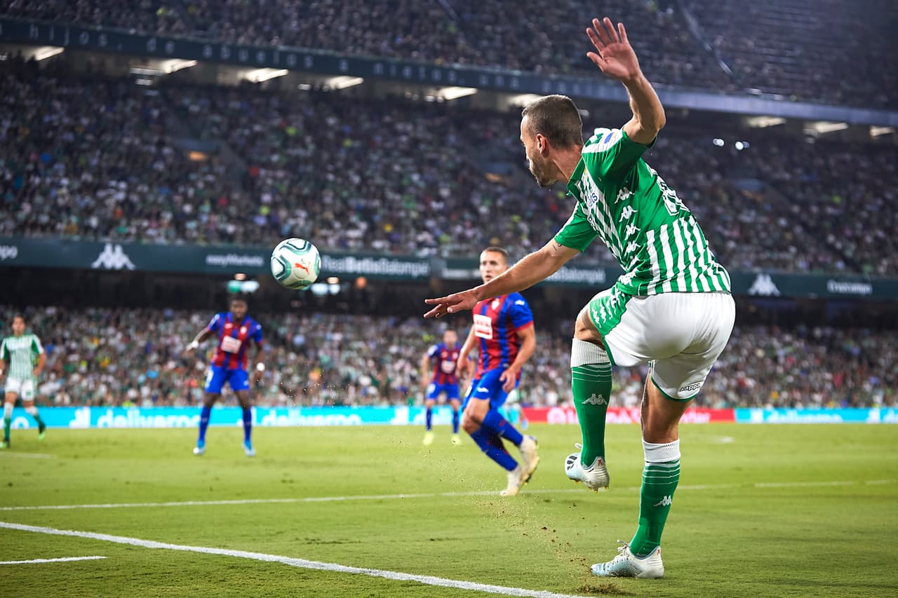 SEVILLE, SPAIN - OCTOBER 04: Sergio Canales of Real Betis in action during the Liga match between Real Betis Balompie and SD Eibar SAD at Estadio Benito Villamarin on October 04, 2019 in Seville, Spain. (Photo by Quality Sport Images/Getty Images)