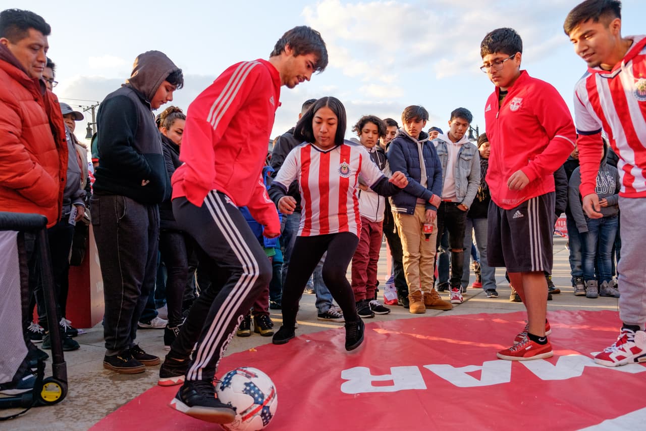 Los fanáticos de las Chivas llegaron hasta New Jersey para acomapañar al Rebaño en una jornada que genera mucha expectactiva después del triunfo en suelo tapatío la semana pasada. Mucho colorido, música y buen ambiente para la semifinal de la Concacaf Liga de Campeones.