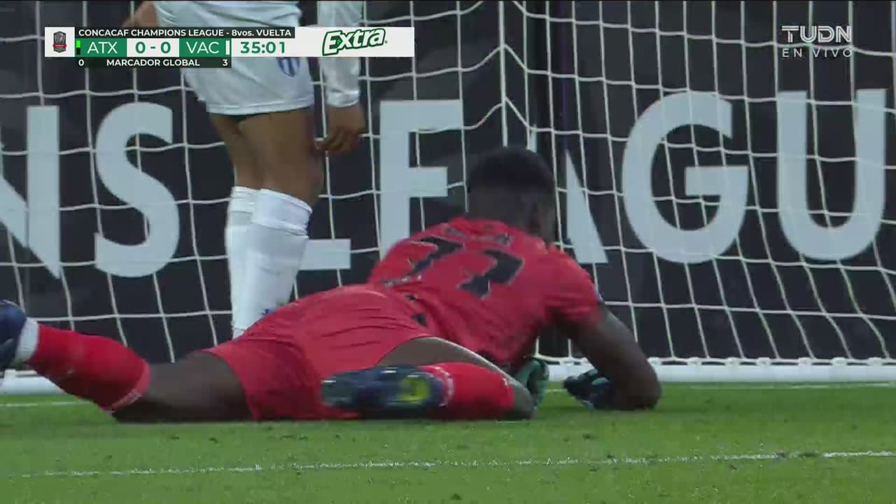 ¡Atajadón! Decius saca el cabezazo de Driussi a tiro de esquina