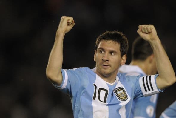 A pesar de que Messi no ha tenido su mejor temporada y solo ahora es que parece estar volviendo a ser el gran jugador que deslumbró hasta hace no mucho, también debe estar agradecido. Sus palabras antes de cortar el pavo deben ser para agradecer a la FIFA por haberle dado el inmerecido premio de Mejor Jugador del Mundial, por delante de varios que lo merecieron más que él, tanto por juego como por logros.